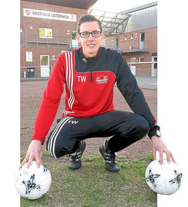 Im Westfalia-Stadion liegt für Tobias Wiggers als Trainer der JSG Osterwick/Darfeld sein zweites Zuhause. Nun darf er als „Fußballheld“ zur Bildungsreise nach Barcelona starten. Foto: Frank Wittenberg