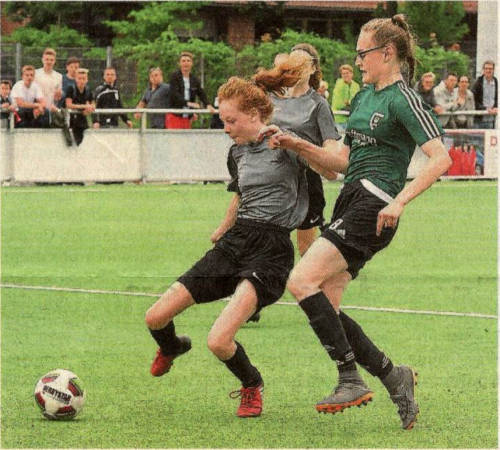 Die 1:0-Führung für die JSG Osterwick/Darfeld. Greta Ewering (links) behält die Übersicht und schiebt ein.