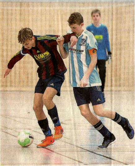 Im Kampf um den Ball behauptet: Phil Albring (links) gelang im Spiel gegen BW Greven ein Treffer.