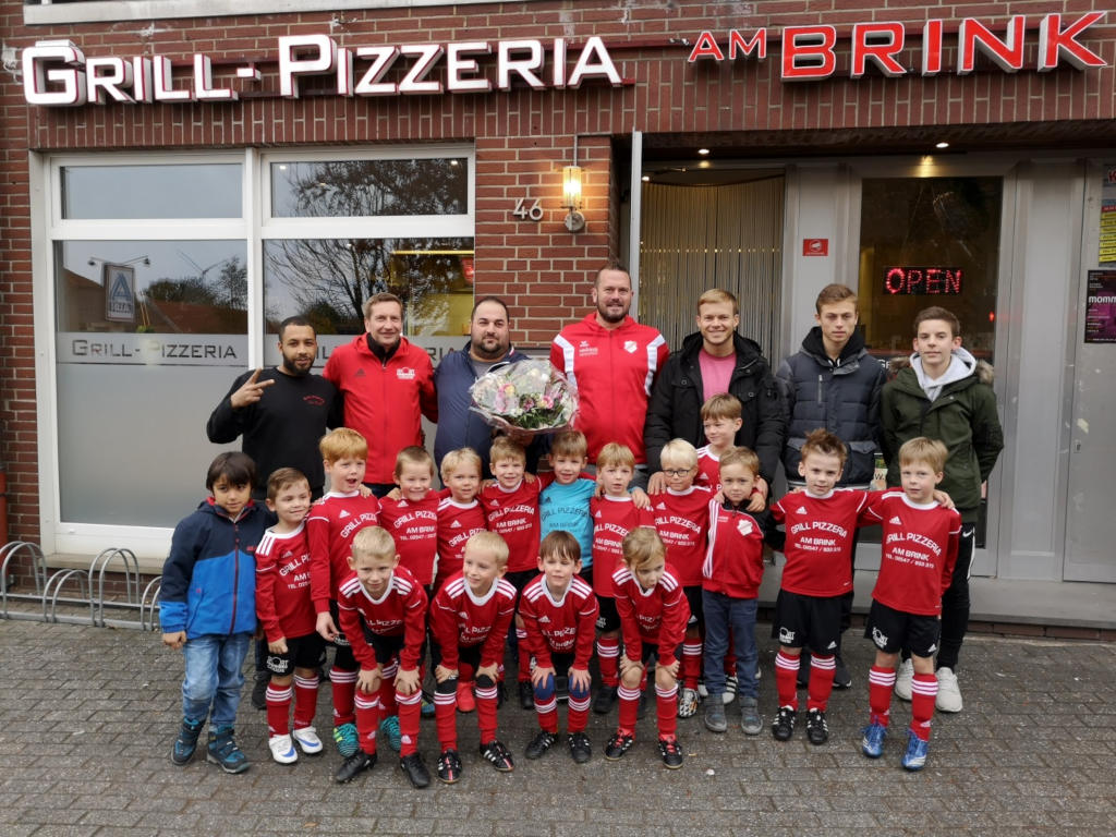 Über neue Trikots von der Pizzeria Am Brink freuen sich die G-Junioren von Westfalia Osterwick.