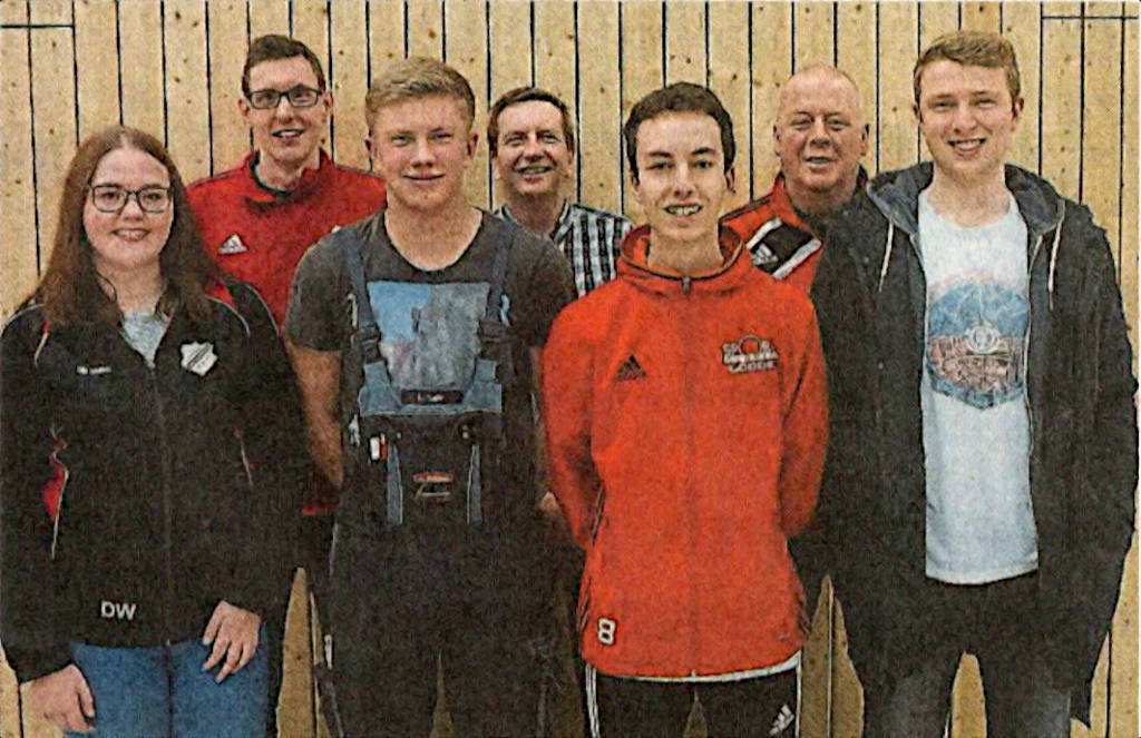 Die neuen Mitglieder des Vorstandes greifen den galten Hasen" unter die Arme: (v. I.) Doreen Wensing, Tobias Wiggers, Laurenz Galle, Michael Galle, Luka Ratte, Jürgen Patte und Robin Boom.