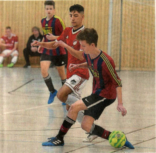 Eng am Gegner: JSG-Mittelfeldmann Titus Grüner (rechts)