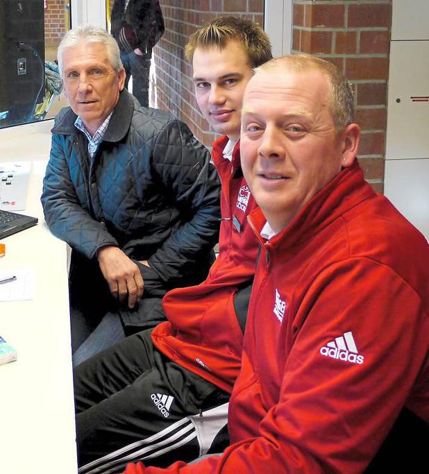 Vor zehn Jahren freuten sich die Osterwicker über prominenten Besuch beim Westfalia-Turnier: Klaus Fischer (links), Torjäger-Legende des FC Schalke 04, mit Dennis van Deenen (Mitte) und Jürgen Patte. Foto: az