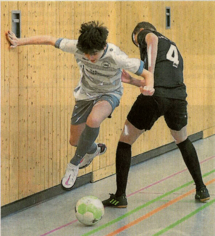 Ab durch die kleinste Lücke: Firm Borgmann (links) aus der C 1 der JSG Osterwick/Darfeld setzt sich durch.    Foto: Frank Wittenberg