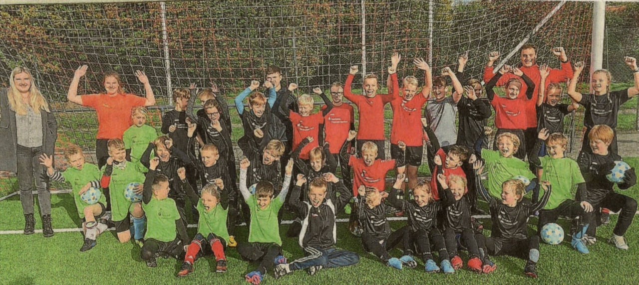 Beste Stimmung: 36 Jungen und Mädchen zwischen sieben und zwölf Jahren haben an den Sparkassen-Fußballferien von Westfalia Osterwick teilgenommen. Auf dem knallgrünen Kunstrasenplatz wurden den Kindern sämtliche Einzefheiten des Fußball-ABC's näher gebracht.