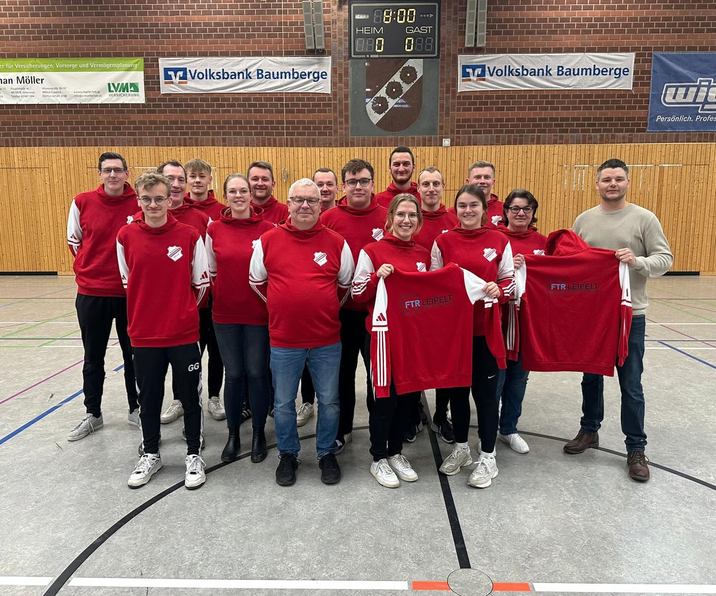 Das Helferteam, welches sich jedes Jahr aufs neue um unsere unvergesslichen Hallenturniere kümmert, wurde neu ausgestattet. Kevin Leipelt von FTR Leipelt hat zu Beginn unserer diesjährigen Turnierreihe einige Hoodies für unser Team gesponsert. Diese wurden bereits an den ersten beiden Wochenenden fleißig getragen und unterstreichen den Zusammenhalt des Teams. 