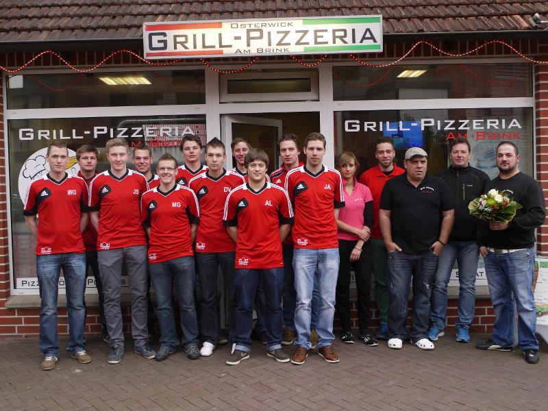 Die Zweite Mannschaft hat von der Grill-Pizzeria 'Am Brink' neue Aufwärmtrikots gesponsort bekommen.