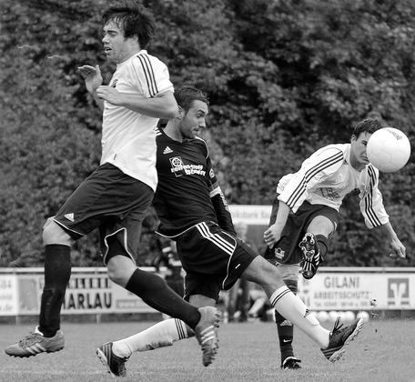 Das Nachsehen hatten Zoui Allali (rechts) und die Westfalia gegen den VfL Billerbeck mit Matthias Möllering.	 Foto: az