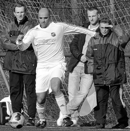 Spielertrainer in Osterwick: Zouhair Allali trägt im zweiten Jahr das weiße Westfalia-Trikot. Foto: Ulrich Hörnemann