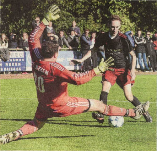 Da war die Welt noch in Ordnung: Tobias Lanfers schiebt den Ball an Hendrik Schemmer vorbei und legt das 3:1 auf.