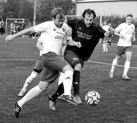 Bei seinem Comeback in der Startelf hat er prompt getroffen: Lukas Segbers (rechts) markierte das zwischenzeitliche 2:1. Foto: Frank Wittenberg