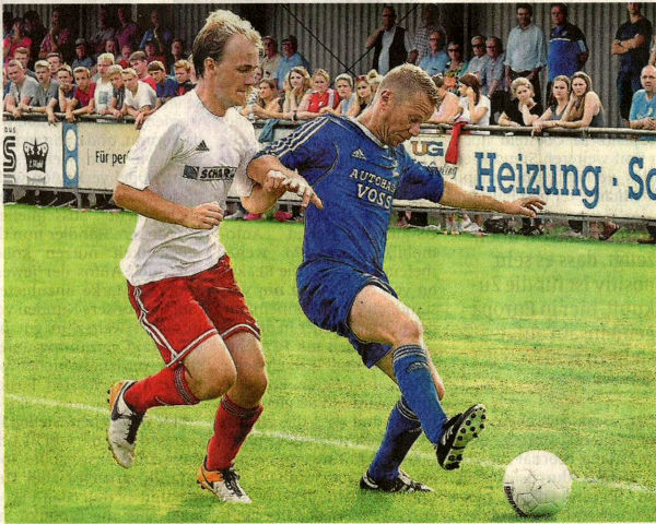 Szene aus dem Hinspiel: Sebastian Graute (links) bedrängt Guido Albers Foto: -fw- Allgemeine Zeitung