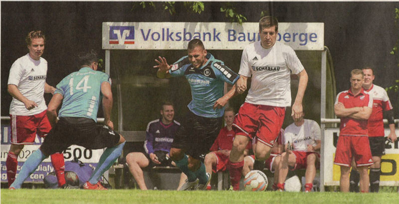 Ein Kerl wie ein Baum: Benjamin „Blümchen" Raabe (rechts), der wuchtige Angreifer aus Osterwick, ist nicht so leicht vom Ball zu trennen.	Fotos: Ulrich Hörnemann