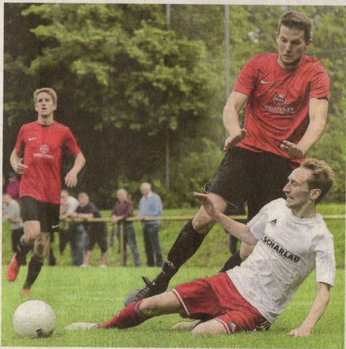 Ausgebremst: Tobias „Bomber" Lanvers (vorn) wird vom Hochmooraner Stephan Gerotzke vom Ball getrennt.