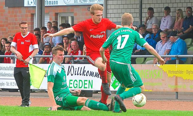 Der Joker: Luis Lammers (Mitte), zur Pause eingewechselt, erzielte beim 2:2-Remis in Legden beide Treffer für Osterwick. Foto: Ulrich Hörnemann