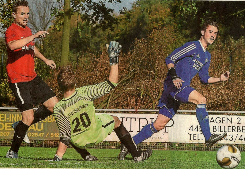 Der 1:1-Ausgleich: Carsten Daldrup (rechts), der Turo-Stürmer, ist Tobias Paschert (links) erntwischt und versetzt Florian Prause. Fotos: Ulrich Hörnemann