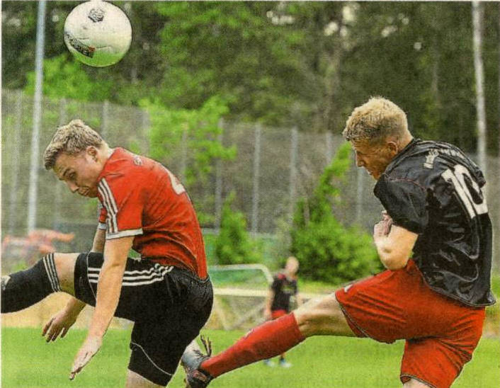 Das 3:0 für die Westfalia: Florian Richters (rechts) köpft ein, Tim Schlüter kommt zu spät. Foto: Frank Wittenberg