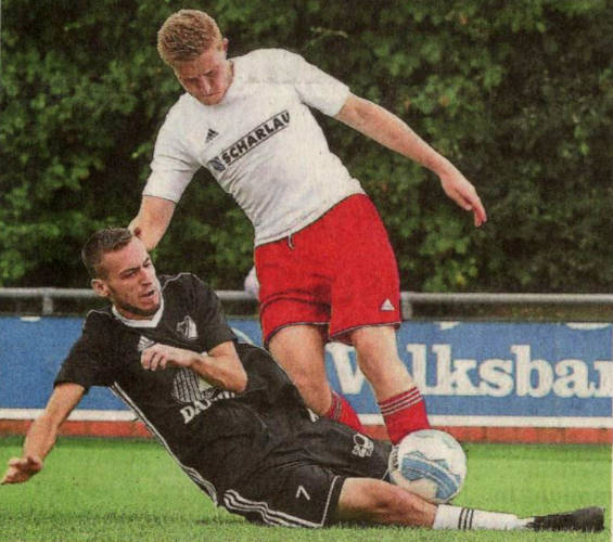 Weg da: Johannes Sicking (rechts) bleibt an Kai Kohler (links) hängen.