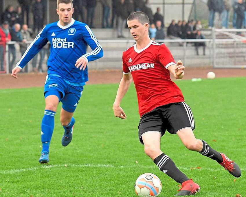 Die Westfalia-Fußballer, hier Hannes Grams (rechts), und die Leichtathleten sollen künftig auch in der dunklen Jahreszeit den Rasenplatz nutzen können. Dazu soll eine Flutlichtanlage installiert werden. Foto: Frank Wittenberg