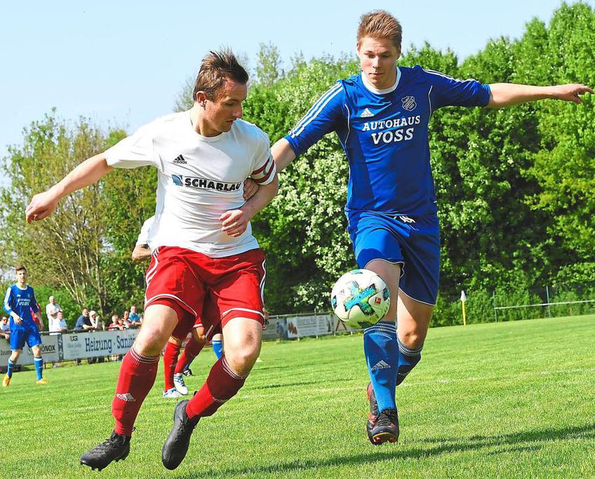 Packendes Duell: Westfalia-Kapitän Tobias Paschert (links) und Marius Röttgering im Rückspiel der Vorsaison. Foto: az