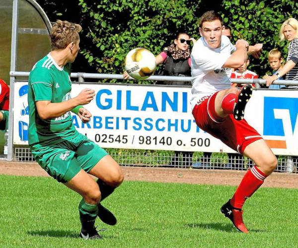 Szene aus dem Vorjahr: Ulrich Wirtz (rechts) schlägt den Ball vor SG-Abwehrmann Marc Lowak weg. Morgen gibt es im Westfalia-Stadion ein Wiedersehen. Foto: Frank Wittenberg