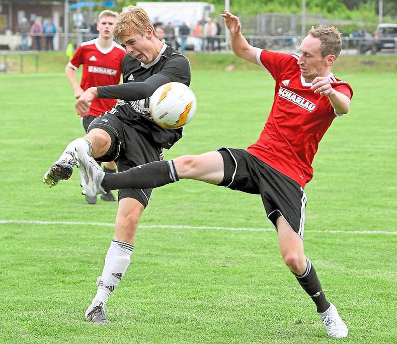 Ein Traumtor zum zwischenzeitlichen 2:1 für Holtwick: Tom Kuschel (links) nimmt den Ball aus der Luft, Tobias Lanfers kommt zu spät. Foto: Frank Wittenberg