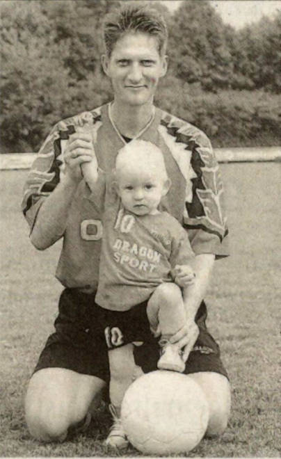 Stolzer Vater: Marco Jedlicka mit seinem Sohn Philiipp, der heute unter ihm beim VfB Hüls spielt.