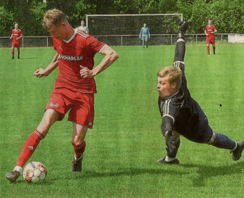 Ausgebremst: Florian Richters (links) umkurvt SW-Torwart Luca Voßkühler, der bekommt aber dann den Ball noch rechtzeitig zu fassen. Fotos: Mats Wittenberg