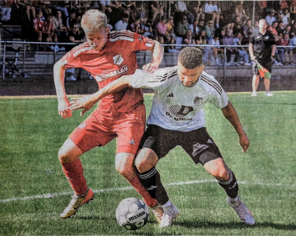 Offensivkräfte im driekten Duell: Westfalia-Stürmer Noah Eggemann (links) kommt nicht an seinem Holtwicker Kollegen Joel Simba vorbei