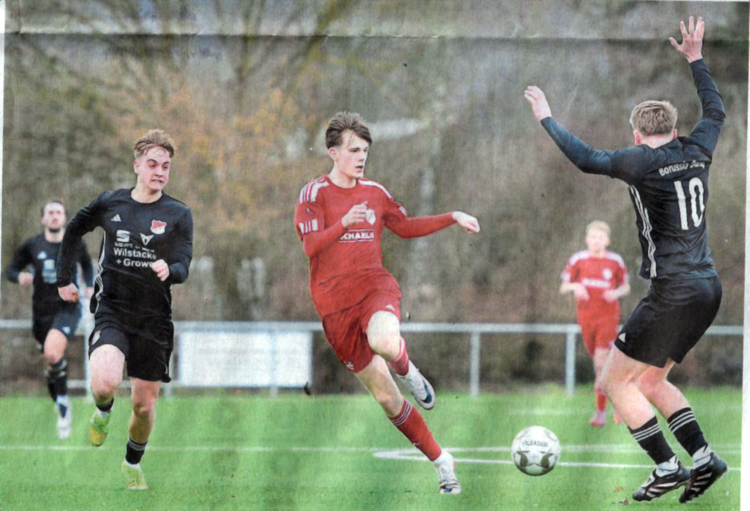 Bis hierher und nicht weiter: Julius Terbrack hebt die Arme hoch und stoppt den Osterwicker Henry Klein.