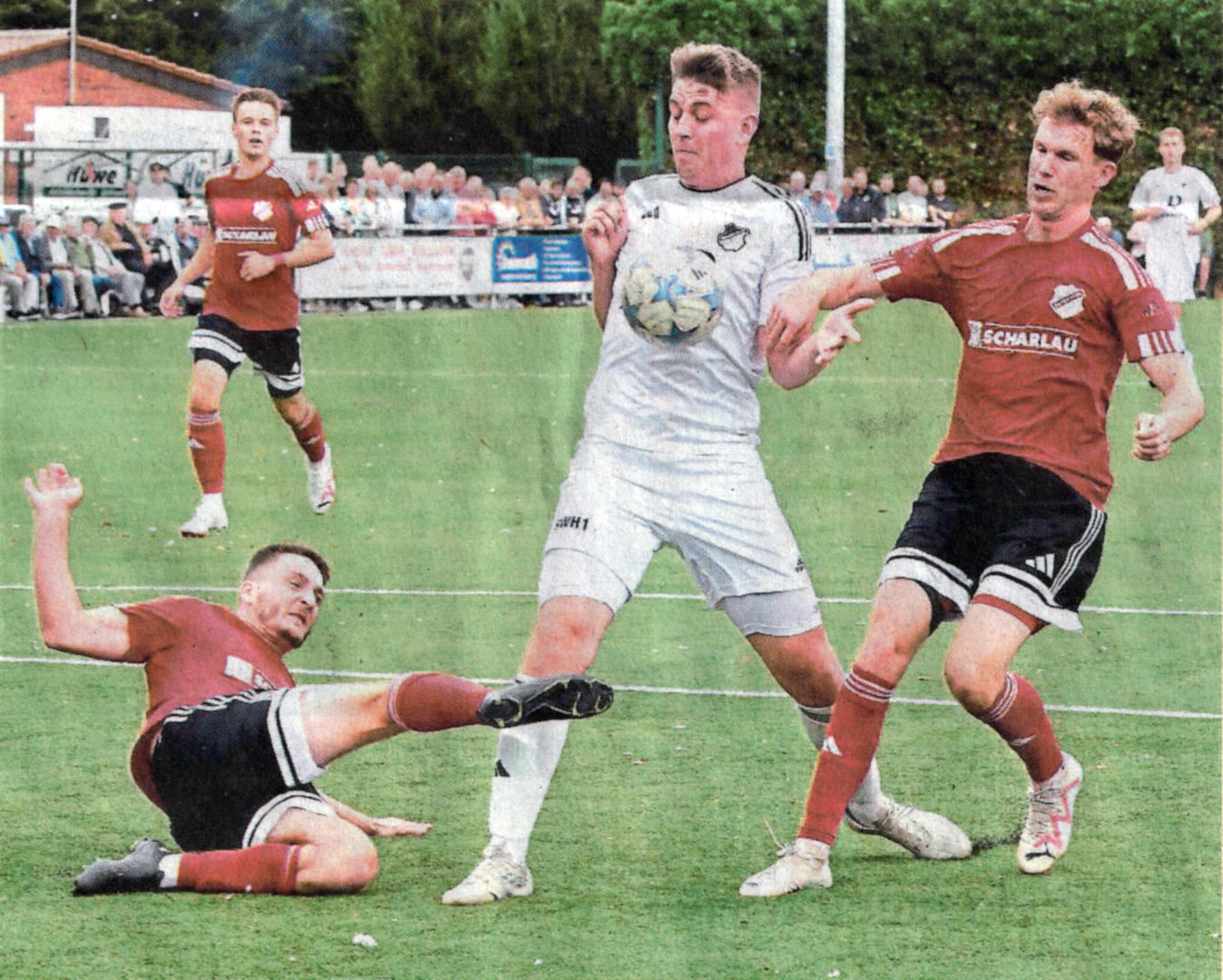 Mit vereinten Kräften: Lars Knipper (links) und Hendrik Heßing (rechts) stoppen SW-Angreifer Lukas Kröger. Am Ende jubelten aber die Holtwicker über den Derbysieg.