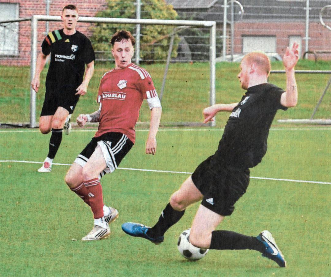 Im Pokalspiel gegen SF Merfeld lief für Lucas Rix (Mitte) und die Westfalia nicht viel zusammen - das muss sich morgen im Kellerduell gegen SV Heek ändern. Foto: fw