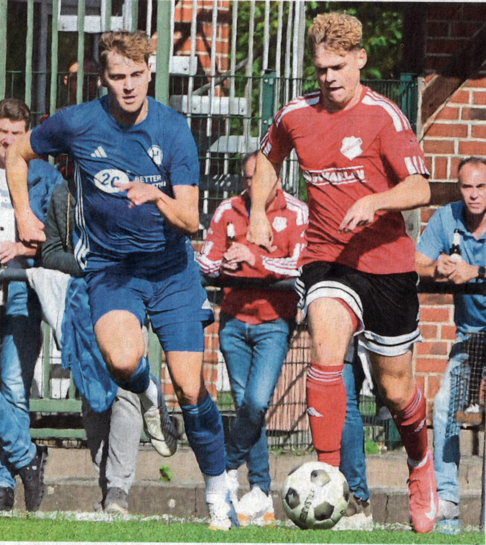 Der Neuner von Westfalia Osterwick hat getroffen: Leon Eggemann (rechts) besorgte die Führung. Fotos: uh