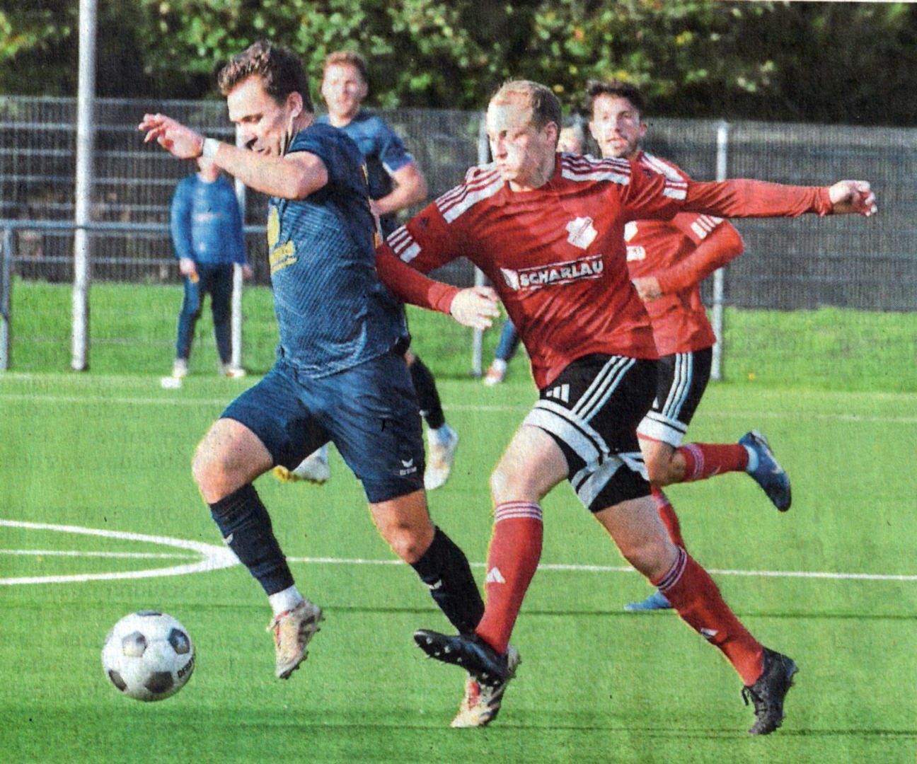 Schwer zu stoppen: Nils Borgert (rechts) nimmt die Verfolgung von TSG-Spielertrainer und Doppeltorschütze Marvin Möllers auf.