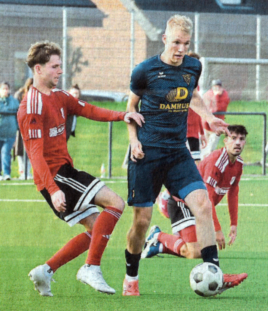 Defensiv alle Händen voll zu tun hatten Hendrik Heßing (links) und Luca Thiäner (rechts) gegen TSG Dülmen. Morgen im Auswärtsspiel beim FC Epe dürfte es für die Westfalia nicht viel einfacher werden. Foto:fw