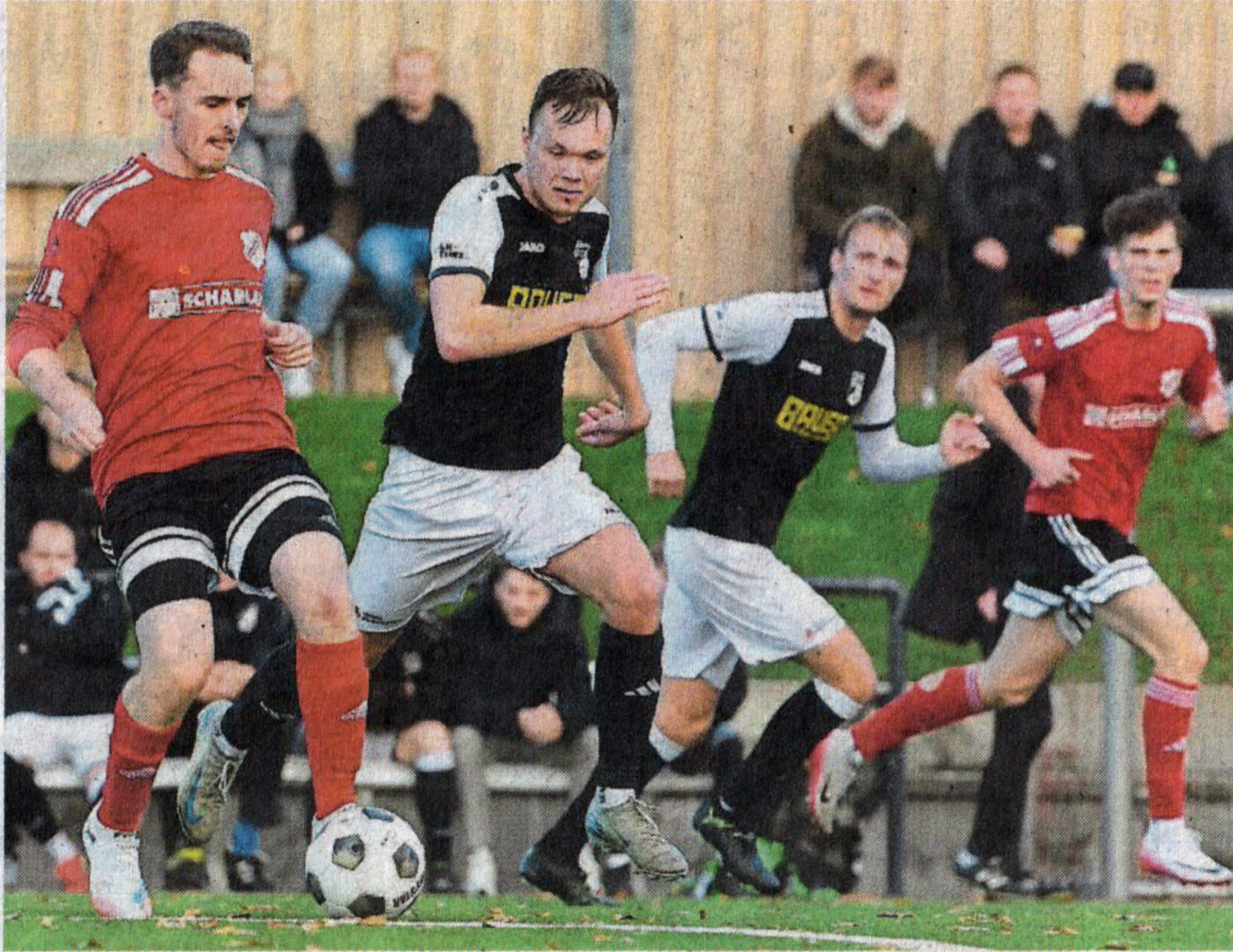 Simon Werschmöller (links) treibt den Ball durchs Mittelfeld.