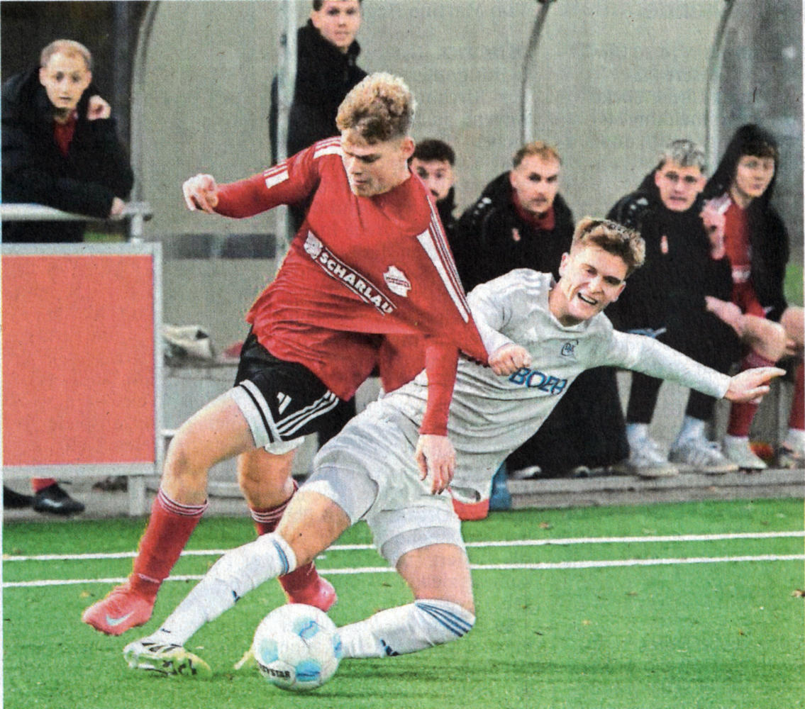 Mit allen Mitteln: Julien Thentie (rechts) stoppt Westfalia-Torschütze Leon Eggemann und holt sich nicht ganz unverdient die Gelbe Karte ab. Fotos: fw
