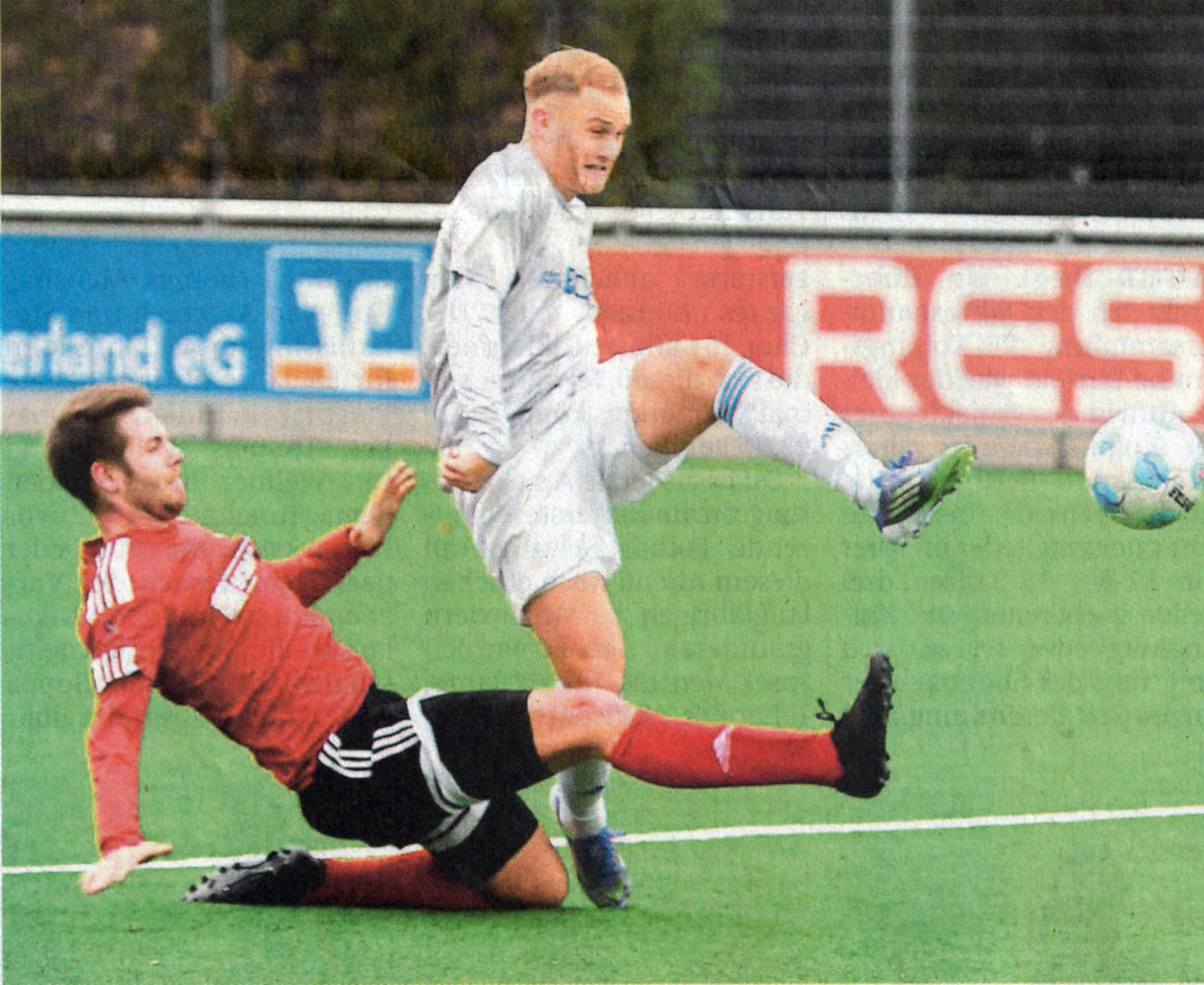 Der Doppelpacker: Kevin Enns (rechts), in dieser Szene von Timon Schüer gestoppt, erzielte gestern beide Treffer für die DJK Coesfeld.