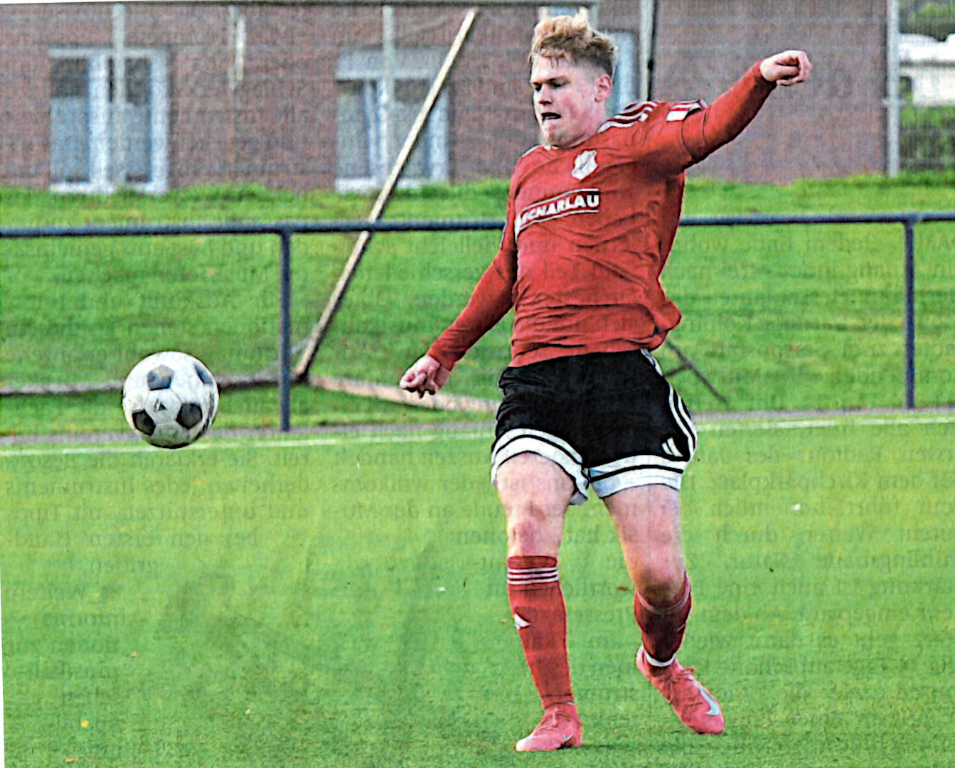 Da helfen alle Verrenkungen nichts: Leon Eggemann und Westfalia Osterwick blieben gestern bei der 0:6-Nie- derlage bei Vorwärts Epe ohne jede Chance. Foto: fw