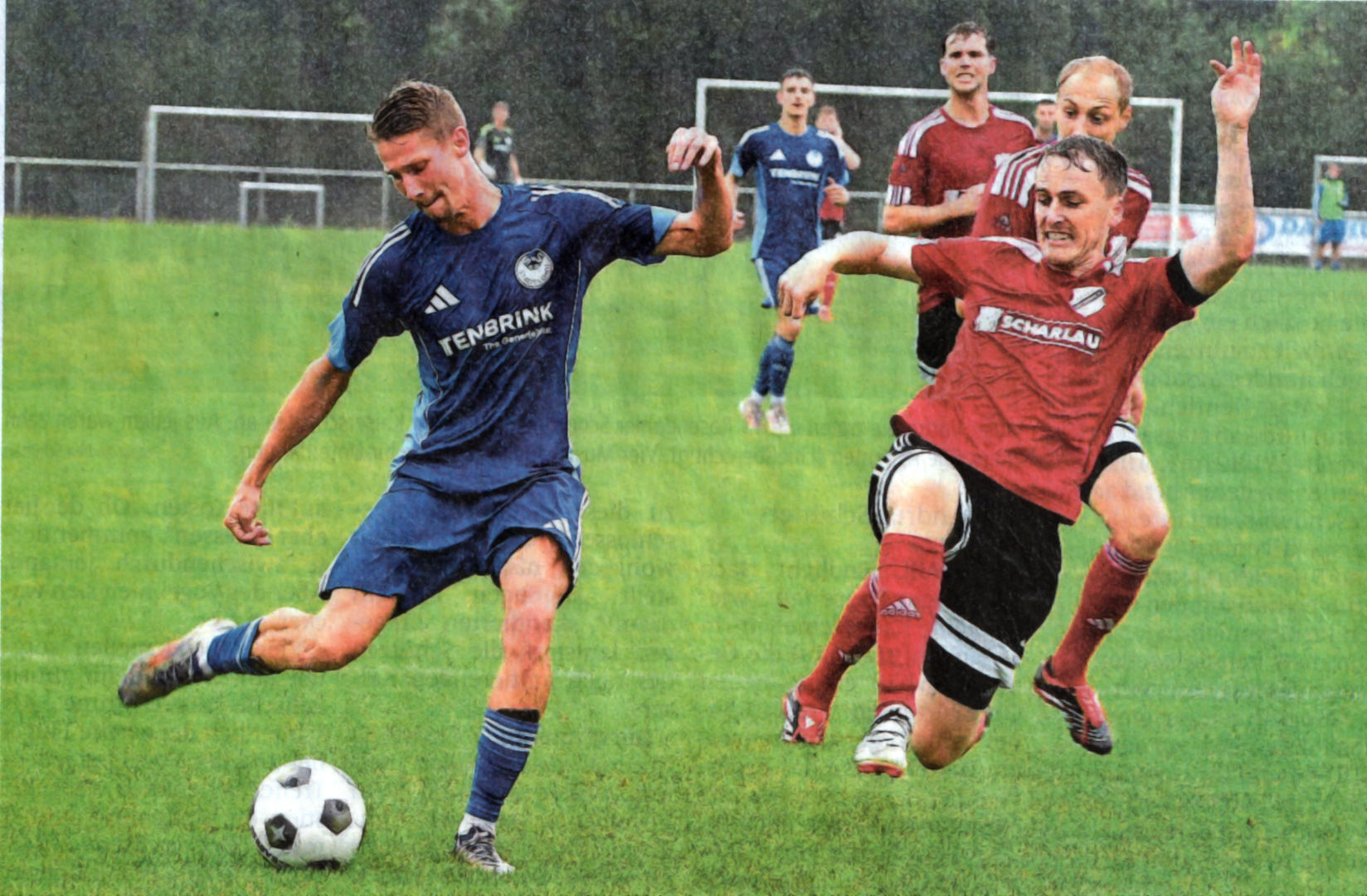 Die Vorentscheidung im Osterwicker Regen: Kevin Giesen (links) zieht ab, Simon Werschmöller kommt einen Schritt zu spät - das ist das zwischenzeitliche 0:2 für den SuS Stadtlohn.    Fotos: fw