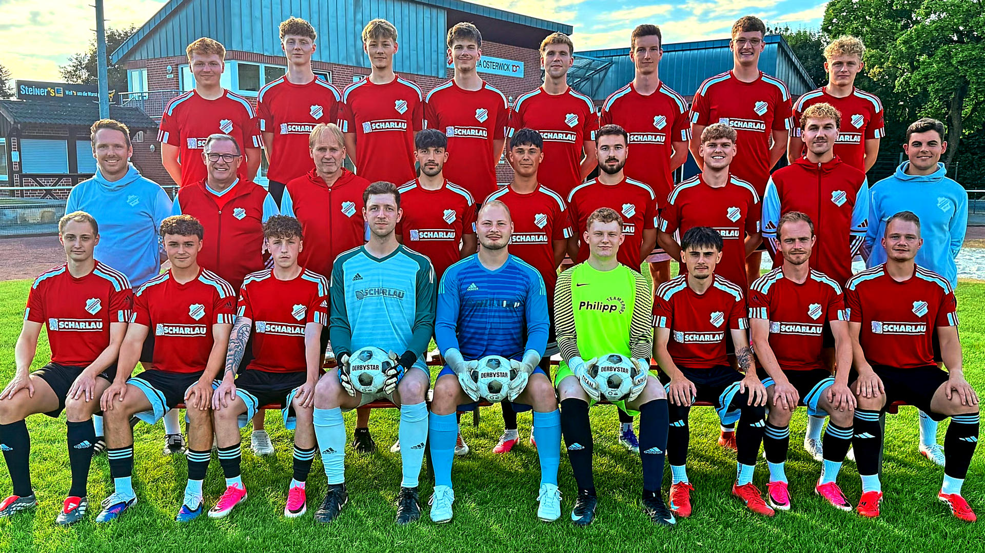 Westfalia Osterwick geht mit folgender Mannschaft in die Saison 2026/27: (oben v.l.) Niklas Boll, Jannik Hagen, Leon Wies, Henry Klein, Hendrik Heßing, Titus Grüner, Maik Baumeister, Lasse Wilkes (Mitte v.l.) Trainer Carsten Schlamann, Betreuer Udo Meister, Betreuer Roland Kortüm, Luca Thiäner, Jannis Krella, Sebastian Popinski, Leon Eggemann, Torwart-Trainer Julian Wensky, Trainer Timo Grabowsky, (unten v.l.) Nils Borgert, Marek Gröning, Lucas Rix, Bent Schulte, Jere Rotthäuser, Niklas Jansen, Finn Borgmann, Mika Rotthäuser und Simon Rotthäuser, es fehlen Lars Knipper, Timon Schüer, Timo Fedders, Johannes Werschmöller und Patrick Popinski Foto: Thomas Schräder