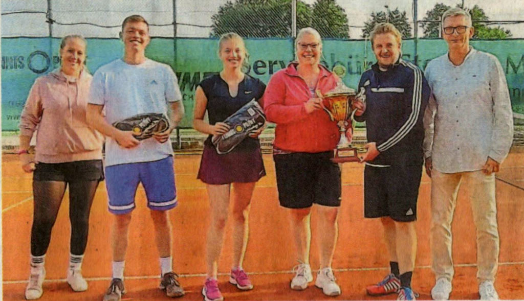 Glücklich nahmen Vera Borgert (3.v.r.) und Jan Volmer (2.v.r.) den Wanderpokal der Rosendahler Tennisabteilungen. entgegen. Lena Kluck (3.v.I.) und Jonas Kluck (2.v.I.) freuten sich über die Vizemeisterschaft.
