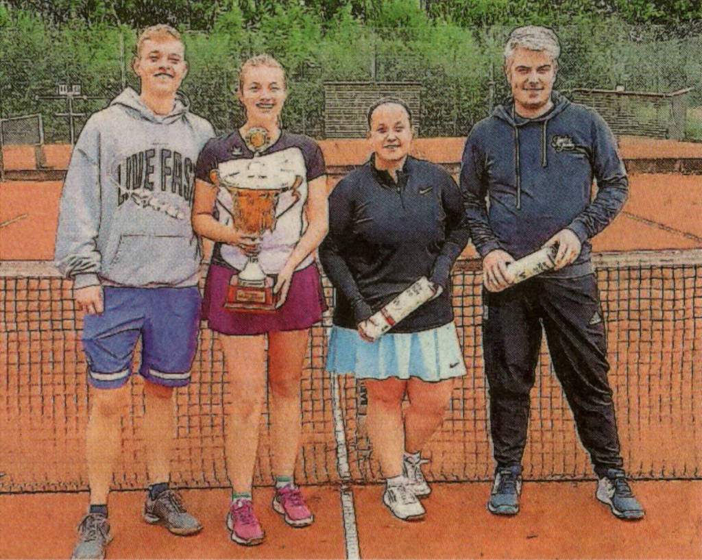 Die Geschwister Lena (2. von links) und Jonas Kluck (links) sind die Sieger der Rosendahler Tennis- Meisterschaften