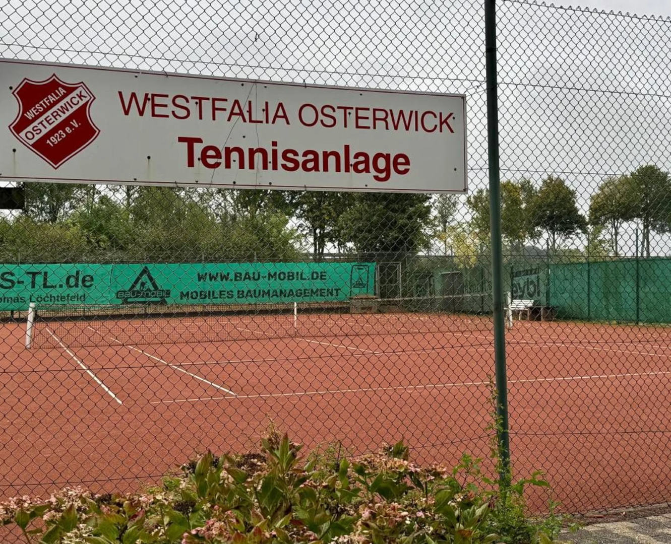 Die 40 Jahre alten Tennisplätze von Westfalia Osterwick sollen saniert werden. 61.000 Euro sind vorgesehen – der Start der Arbeiten könnte noch 2025 oder erst 2026 erfolgen. Foto: Foto: Leon Eggemann
