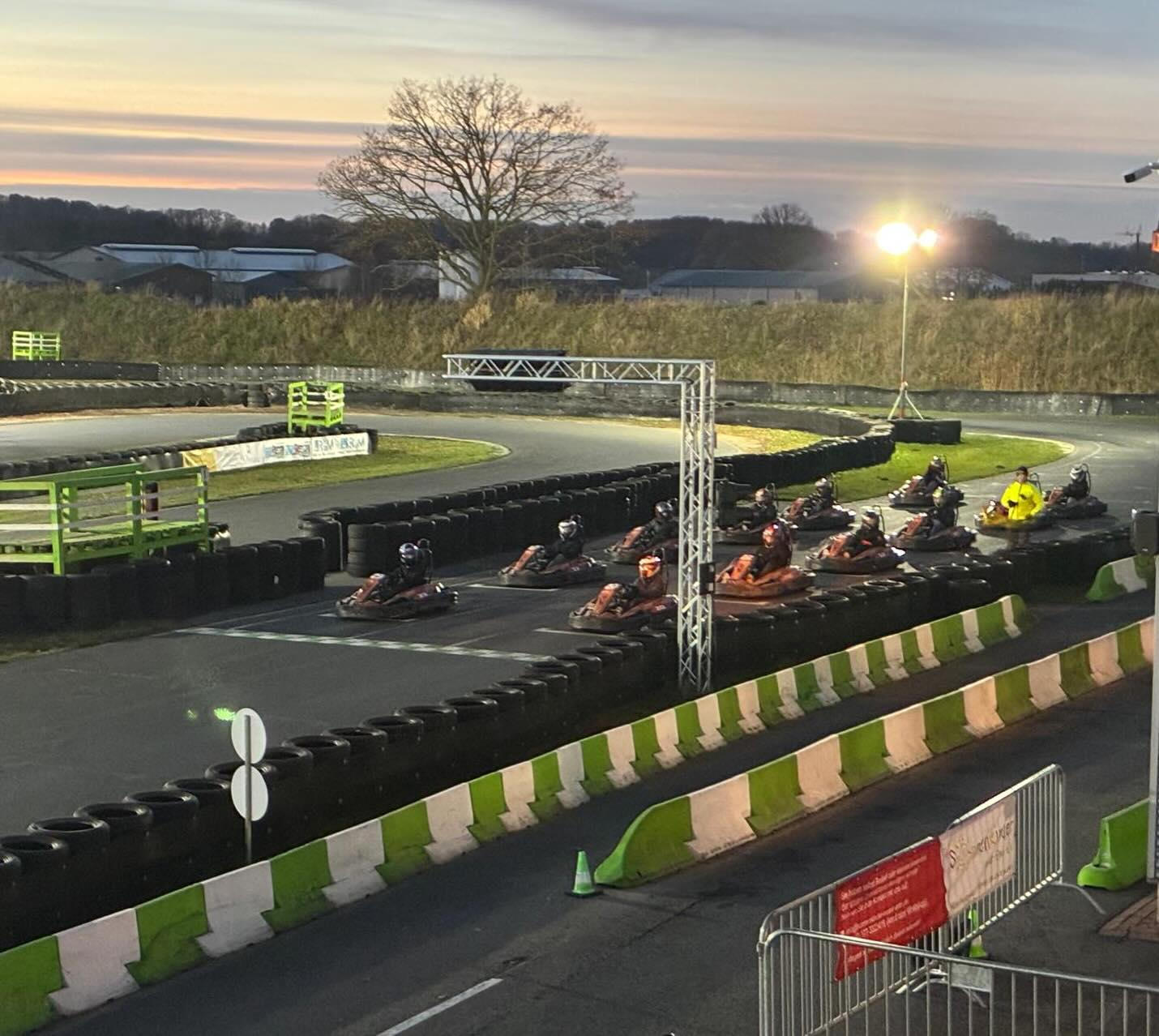 Blick auf die Outdoor-Kartbahn in Emsbüren